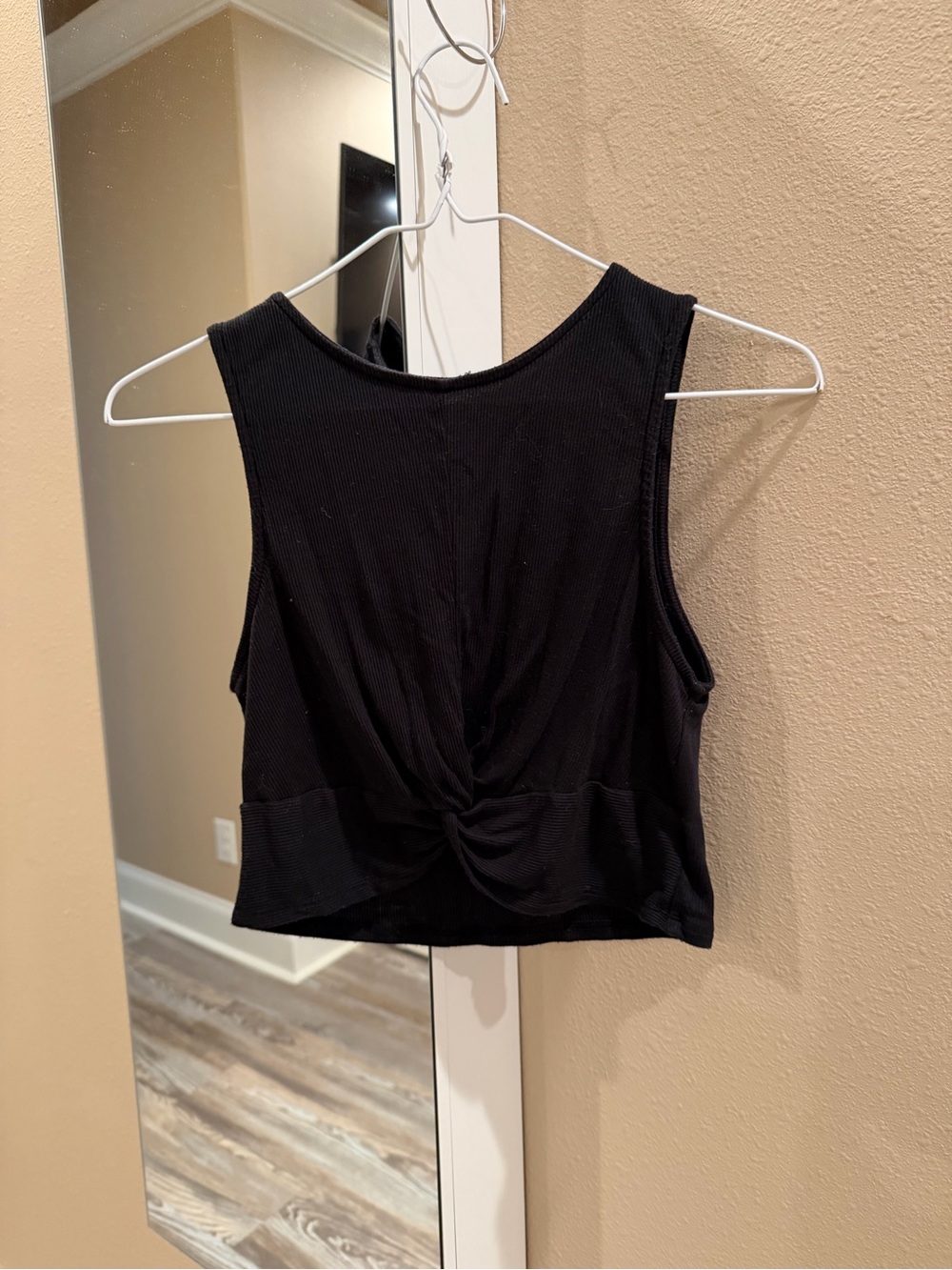 Source Unknown Black Twist-Back Ribbed Crop Tank Top